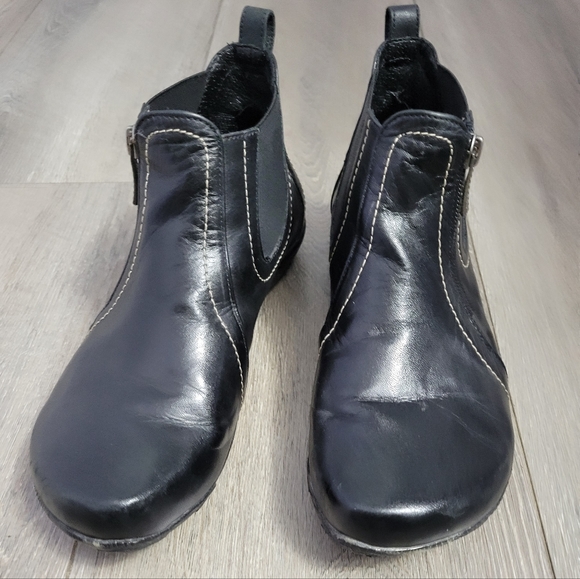 Black leather ankle boots with zipper, rubber sole, US 7, unique design. - Picture 2 of 5